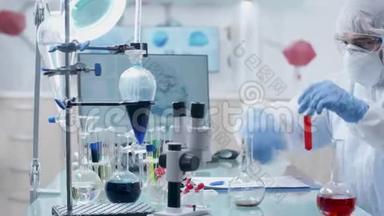 在现代的高端实验室里，科学家们穿着工作服从试管里取出各种样品